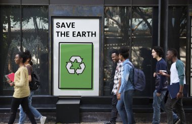 Afişini yürüyen öğrenciler 