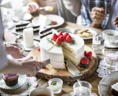Çay partisi üzerinde toplama arkadaşlar