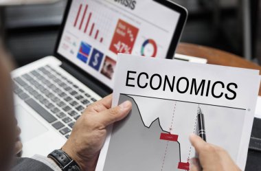 kağıt belge tutan işadamı