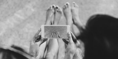 Akıllı telefon kullanan çift 