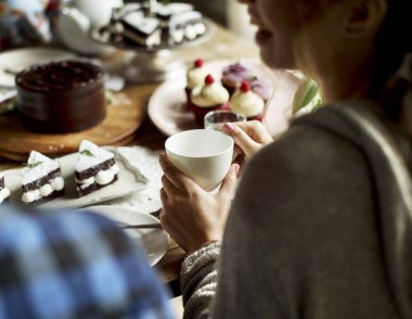 Restoranda yemek sahip insanlar