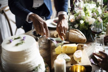 İnsanlar düğün masada kutlamak 