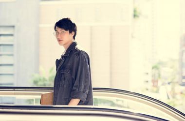 Asansör üzerinde Asya adam