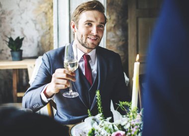 İnsanlar düğün masada kutlamak 