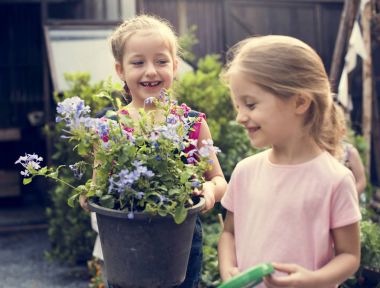 Bir bahçe doğa karşılaşan çocuklarda
