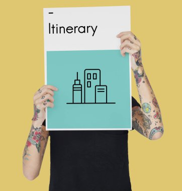 Dövmeli kişi holding afiş.  