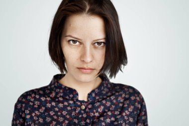 stüdyoda düşünceli kadın