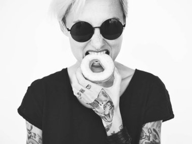 Dövmeli kişi donut yemek.