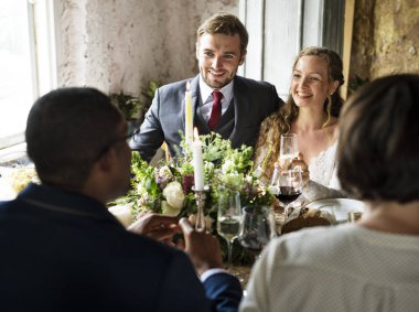 Gelin ve damat arkadaşlarıyla yemek 