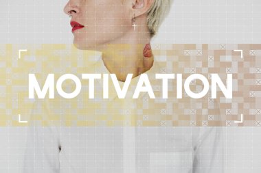 Beyaz gömlekli genç kadın