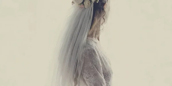 Hermosa novia en vestido de novia —  Fotos de Stock