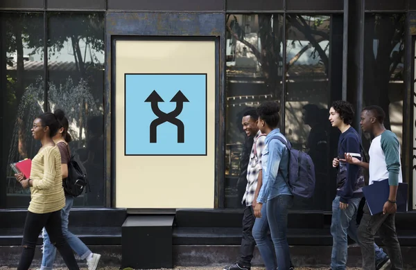 Étudiants marchant près de placard — Photo