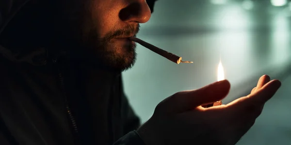 Solitário sem-teto homem fumar cigarro — Fotografia de Stock