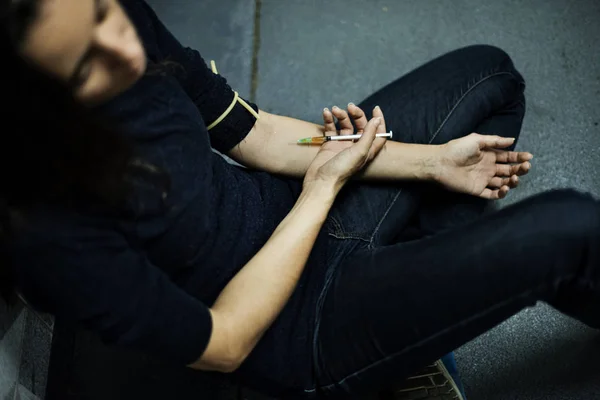 Junkie woman injecting narcotic — Stock Photo, Image