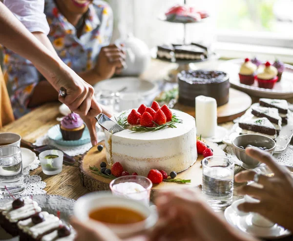 Amigos se reunindo em Tea Party — Fotografia de Stock