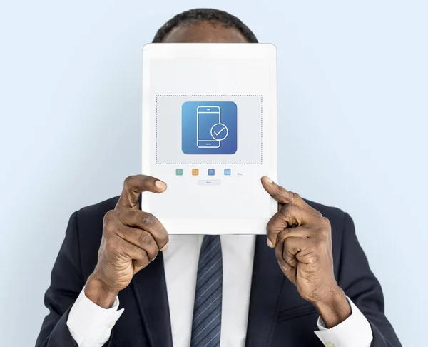 Man-holdinig digitaal tablet — Stockfoto