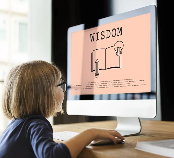 Menina usando computador — Fotografia de Stock