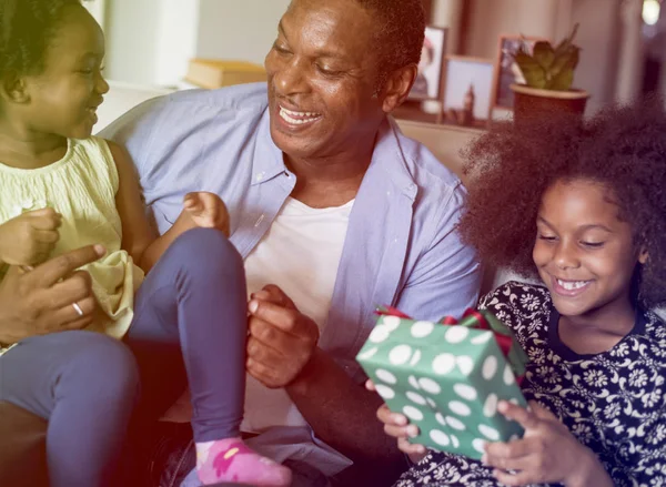 Père passe du temps avec ses filles — Photo