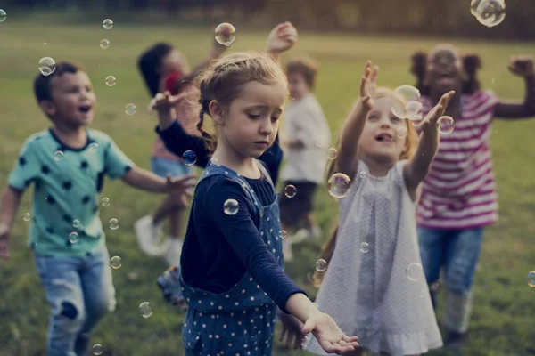 Дети пускают пузыри — стоковое фото