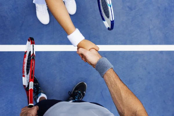 Jugadores de tenis estrechando las manos — Foto de Stock