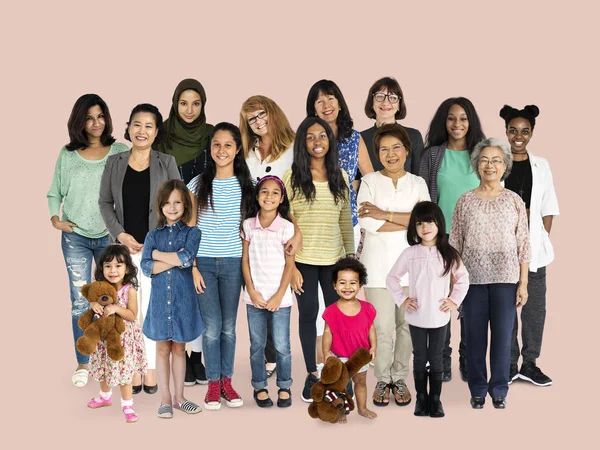 Personas multiétnicas sonriendo — Foto de Stock