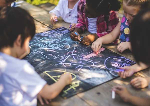 Crianças Desenho em Chalkboard — Fotografia de Stock
