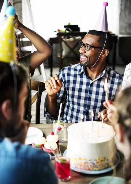 Mensen vieren verjaardag aan tafel — Stockfoto