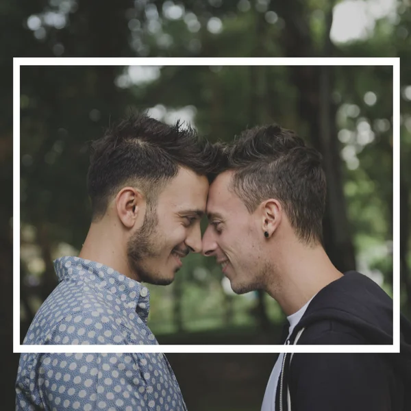 Gay par röra med pannor — Stockfoto