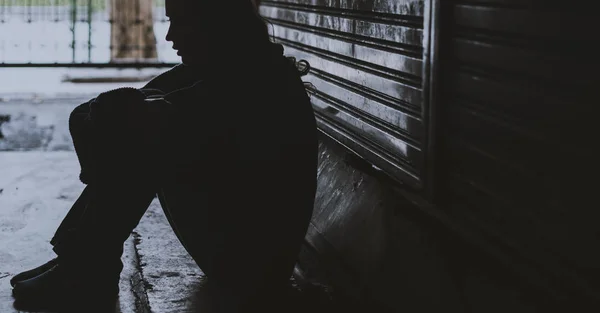 无家可归的女人坐在街边 — 图库照片