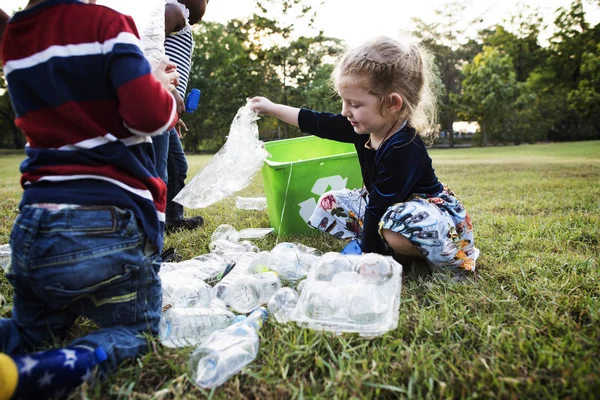 Kinder trennen recyceltes Plastik vom Mülleimer — Stockfoto