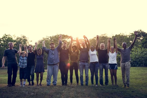 Personas cogidas de la mano en el parque — Foto de Stock