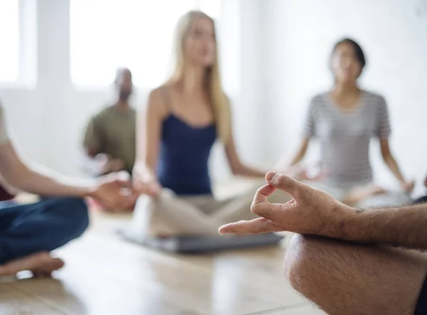 Gente haciendo joga — Foto de Stock