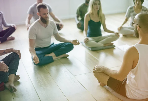 Pessoas fazendo joga na classe — Fotografia de Stock