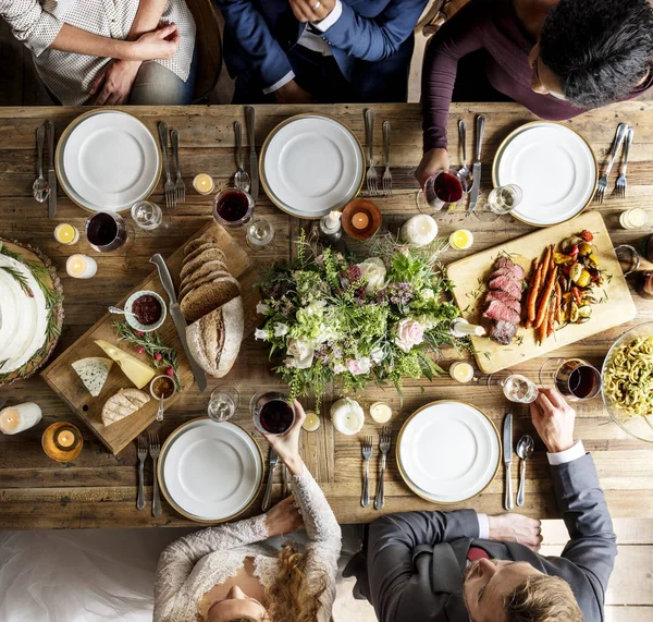 Menschen feiern Hochzeit am Tisch — Stockfoto