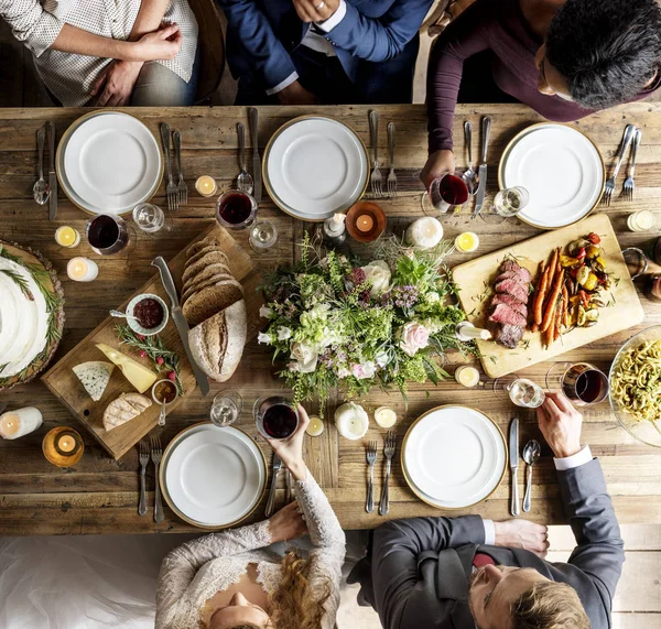 Les gens célèbrent le mariage à table — Photo