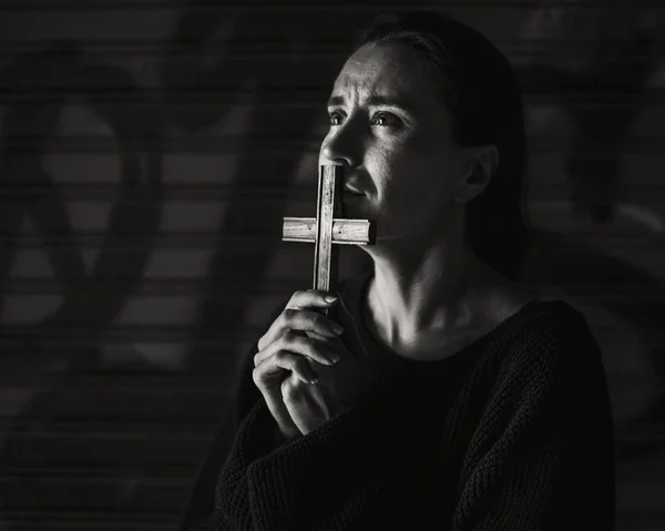Kereszt tartó női szenvedés, és imádkozik — Stock Fotó