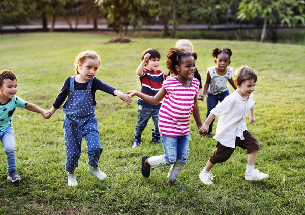 Діти грають у парку — стокове фото