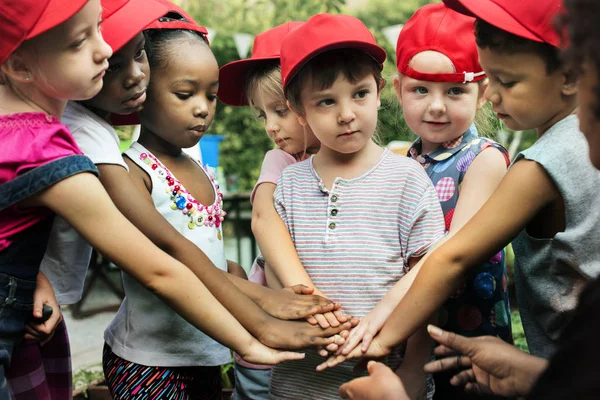 Дети складывают руки вместе — стоковое фото
