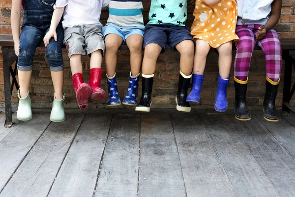 Діти в кольорових гумових чоботях — стокове фото