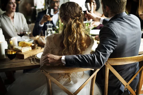 Mariée et marié ayant un repas avec des amis — Photo