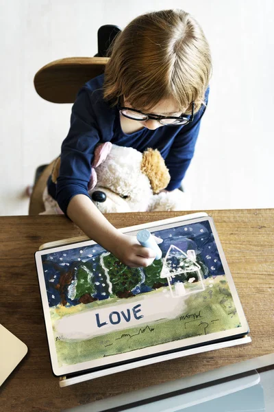 Dziewczyna Rysowanie kredą na tablicy — Zdjęcie stockowe