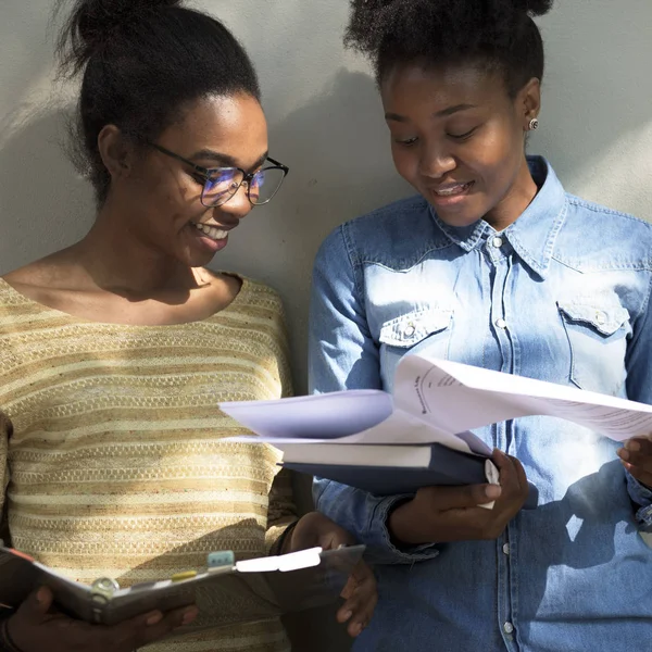 Schüler lernen gemeinsam — Stockfoto