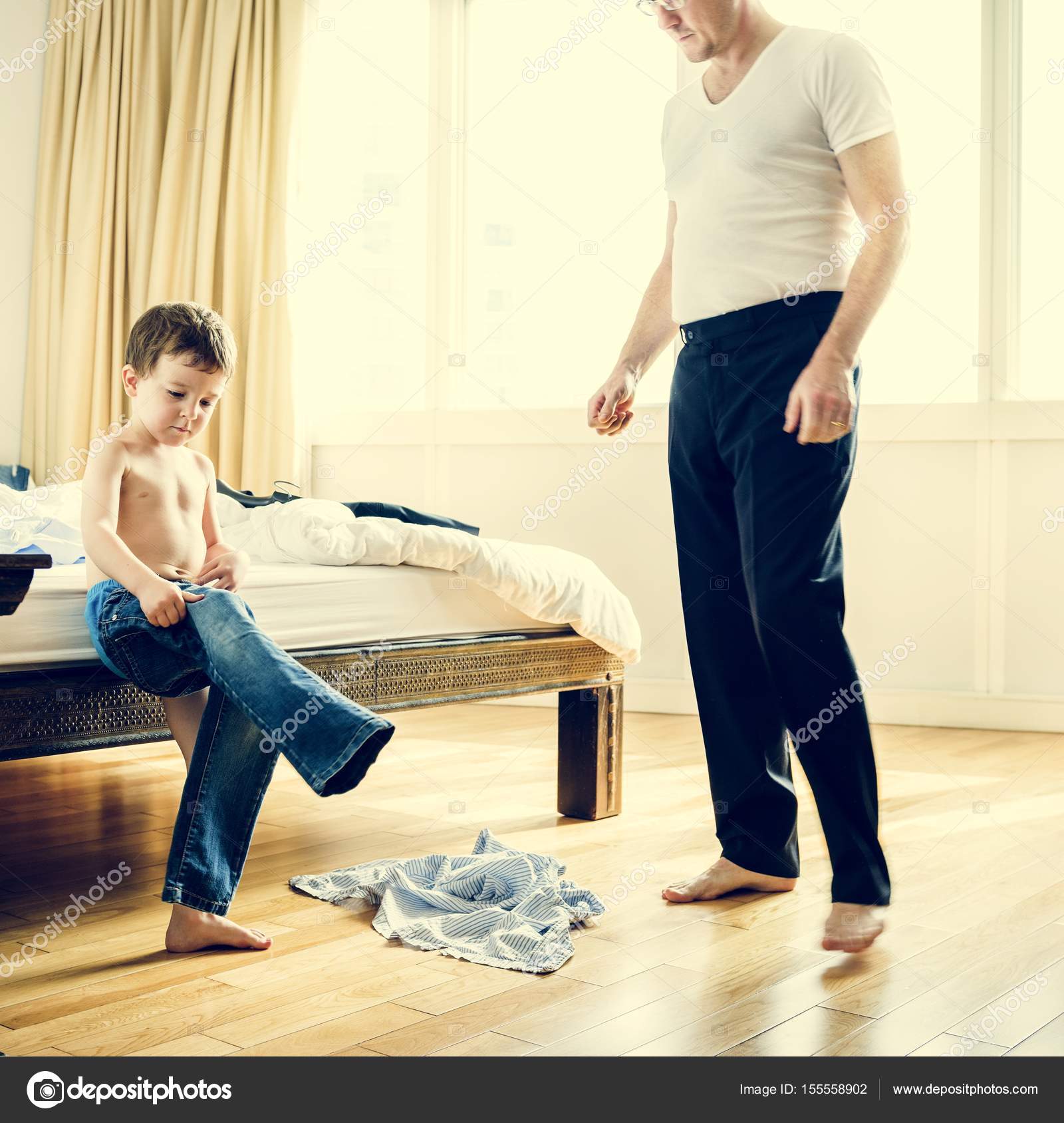 Мама позволила сыну. Подростки и родители. Сын помогает отцу. Дети в синей каске с ремешком. Переживаю а сына.