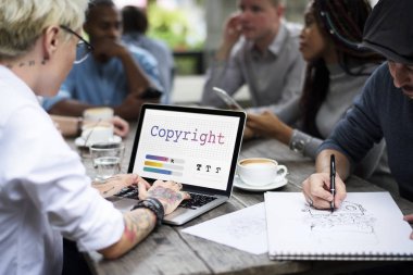 Dizüstü bilgisayarda çalışan kadın