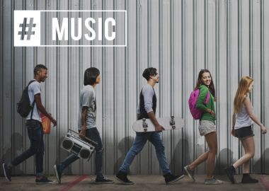 Çeşitli gençler yürüyüş