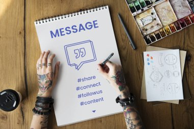 Dövmeli kişi Not Defteri'nde çizim 