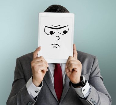 Dijital tablet ile yüz kapsayan iş adamı 