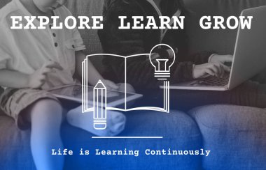 kız ve erkek kardeş dijital cihazlar kullanarak