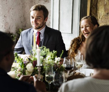 Gelin ve damat arkadaşlarıyla yemek 