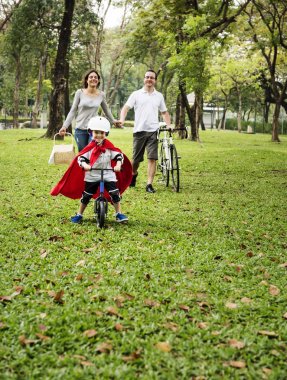 Parkta Bisiklet aile